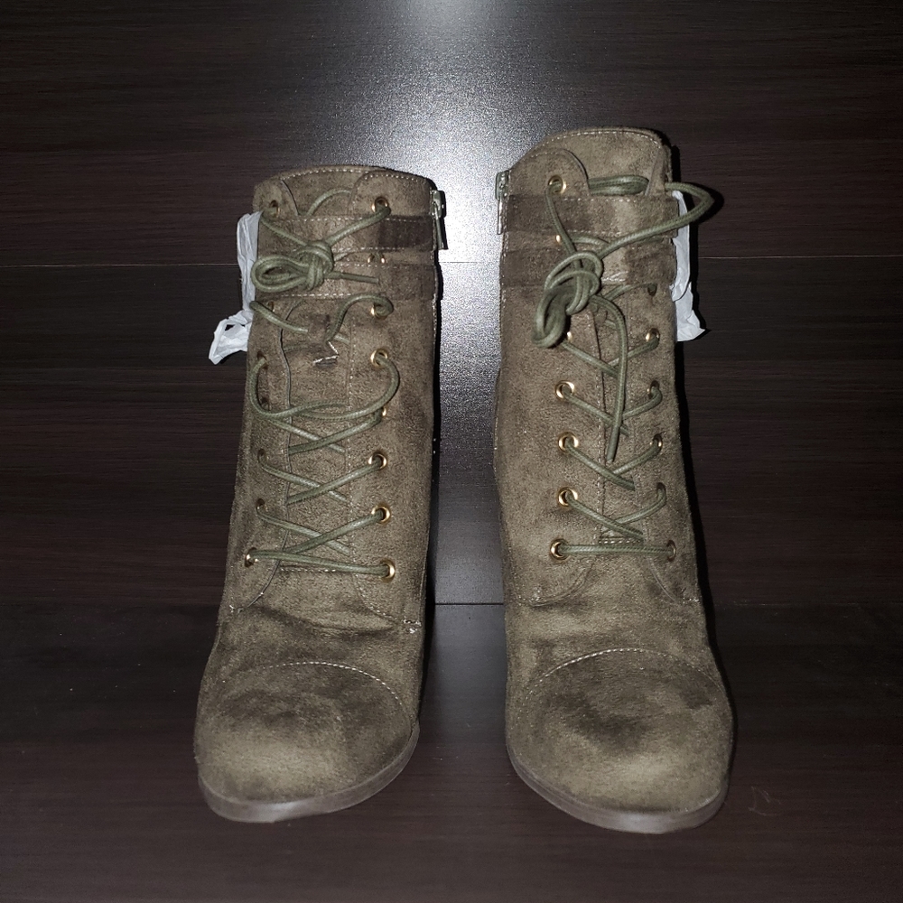 New/Never worn, green, round toe, lace up, bootie